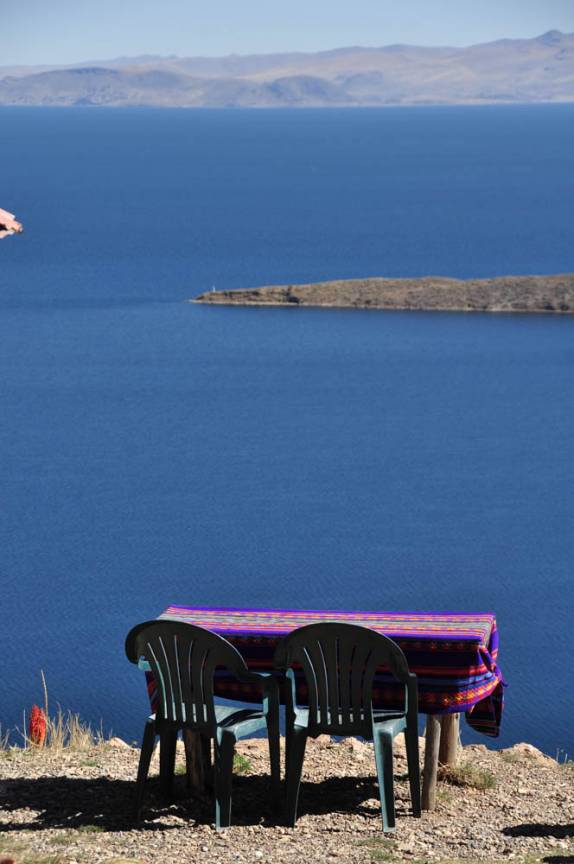 A mesa parece nos chamar para uma refeição, na Isla del Sol, no lago Titicaca, na Bolívia
